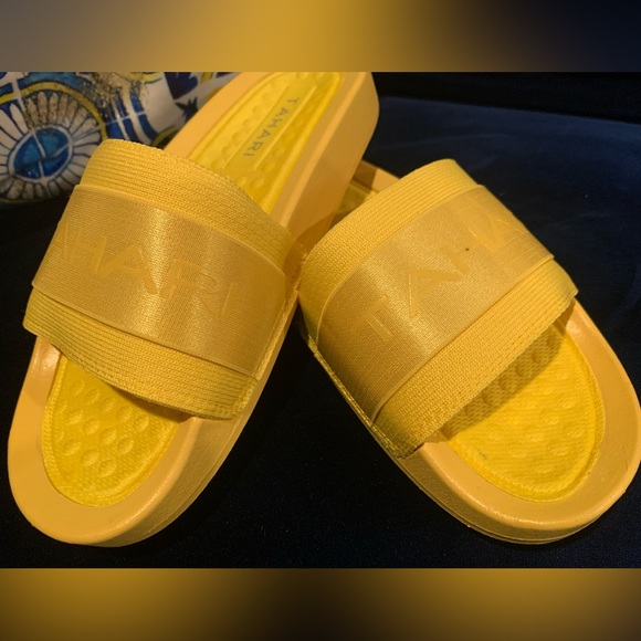 Tahari Slip On Sandle - Picture 3 of 7